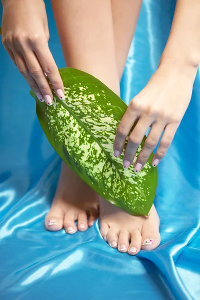 Belos pés bem cuidados com um pedicuro puro — Fotografia de Stock