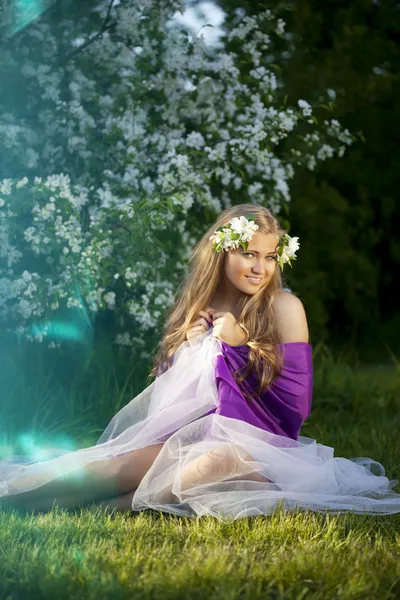 Gyönyörű tündér lány egy virágzó kert Stock Kép