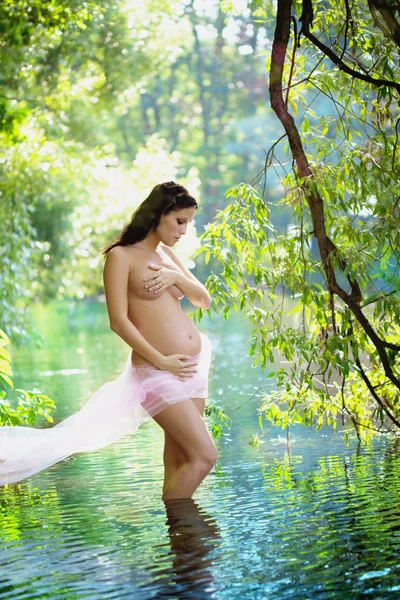 屋外で美しい妊娠中の女の子 ストック写真