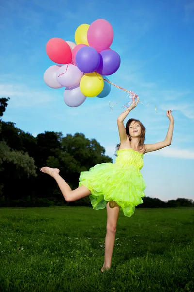 Renkli hava balonları bir sürü tutan kadın - Stok İmaj
