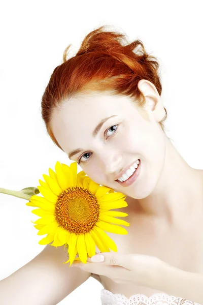 Mooi lachende meisje met een zonnebloem in de handen Stockfoto