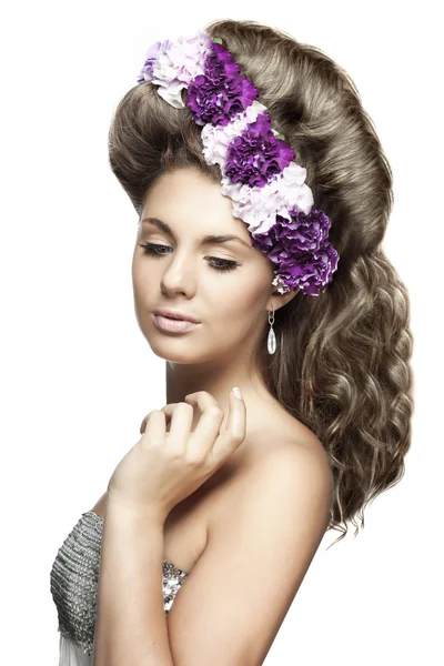 Κορίτσι με τα λουλούδια σε ένα πανέμορφο hairstyle Φωτογραφία Αρχείου
