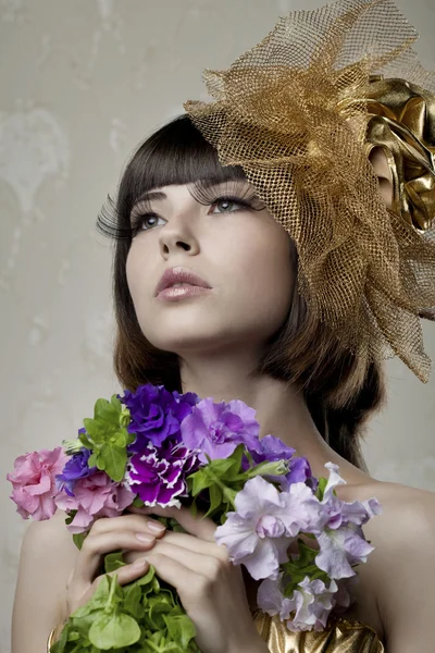 Роскошная девушка с цветами в руках Стоковое Фото