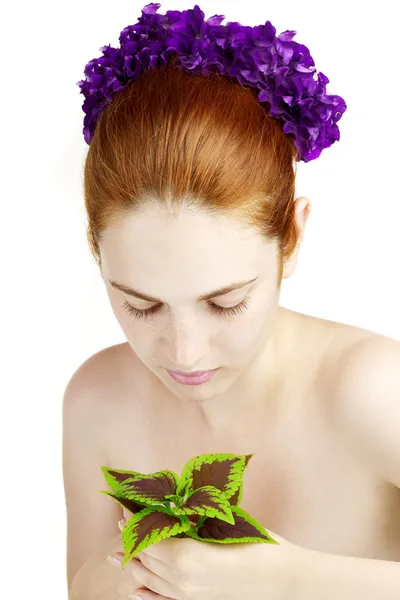 Gyönyörű lány, egy növény, a kezében Stock Kép