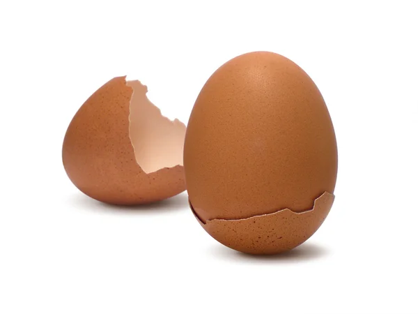 Casca de ovo quebrada no fundo branco — Fotografia de Stock