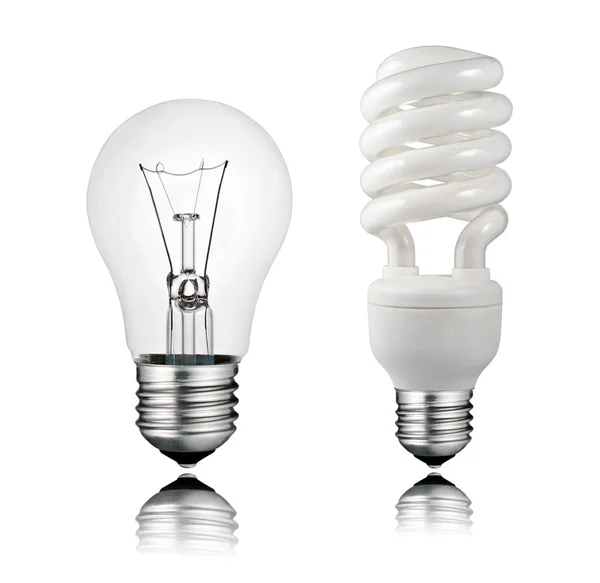 Normaal en saver lightbulb met reflectie geïsoleerd op wit — Stockfoto