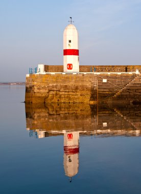 Deniz su yansıması ile eski deniz feneri