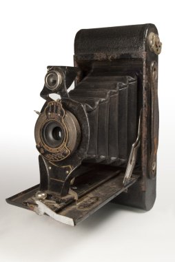 beyaz zemin üzerine eski vintage katlanabilir fotoğraf makinesi