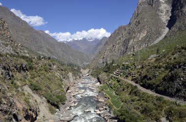 vahşi urubamba Nehri vadisinden akan