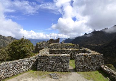 And Dağları ile kalıntıları üzerinde Inca trail görünümünü