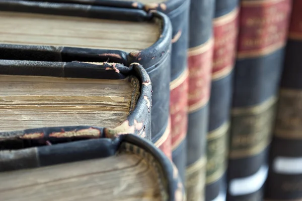 Primo piano in cima ai vecchi libri legali o giuridici — Foto Stock