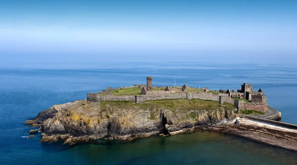 Starobylý hrad na ostrově s útesy v moři — Stock fotografie