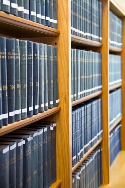 蓝色法律书籍堆积在书架上 — 图库照片