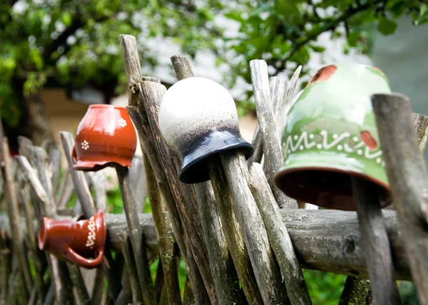 Pots de remise sur clôture en bois pour la décoration — Photo