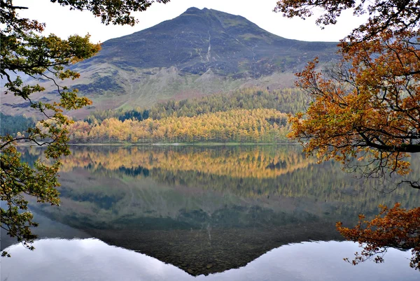 Reflexão de uma montanha em uma água no distrito Cumbria — Fotografia de Stock