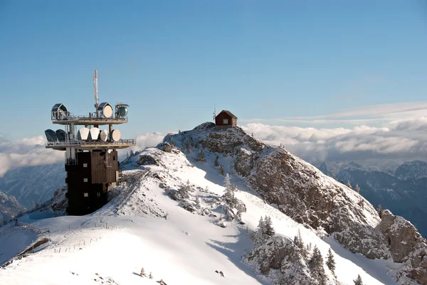 Zima Austriackie Alpy telekomunikacji i meteo stacji — Zdjęcie stockowe