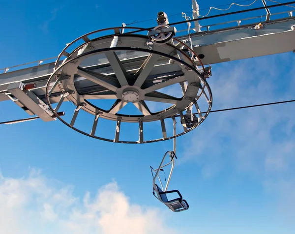 Double ski lift and the wheel with blue sky — Stock Photo, Image
