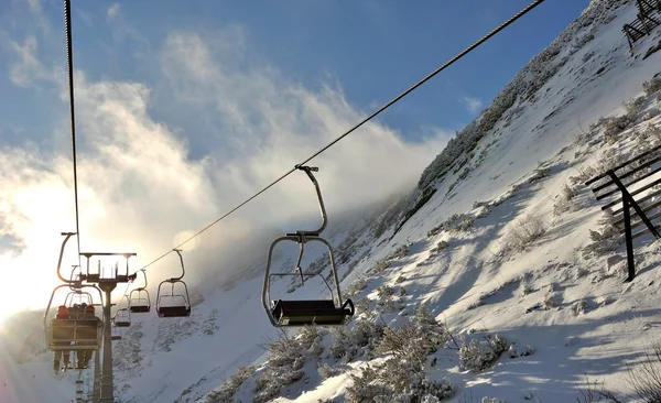 Doppelter Skilift bringt Skifahrer in apls — Stockfoto