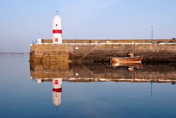 Старі Lighouse і човен з море Replection воді — стокове фото