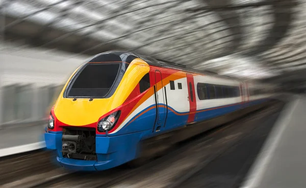Tren de pasajeros rápido con desenfoque de movimiento —  Fotos de Stock