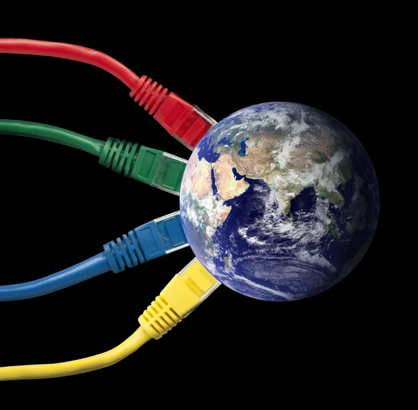 Cabos de rede coloridos ligados ao globo terrestre — Fotografia de Stock