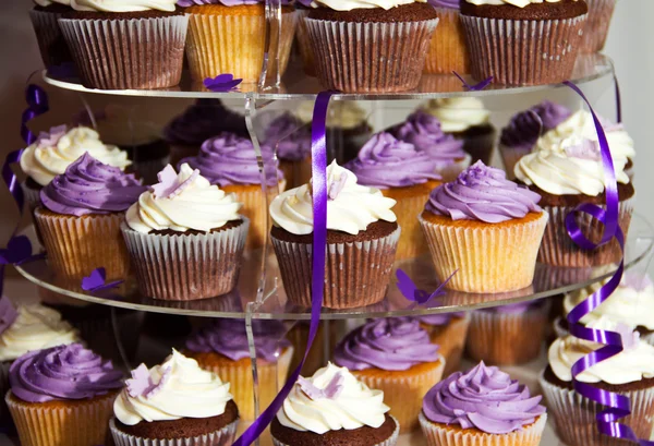 ウエディング ケーキ - おいしいカラフルなカップケーキの束 — ストック写真