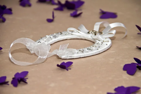 Ornamento de casamento - Sapato de cavalo de boa sorte branco — Fotografia de Stock