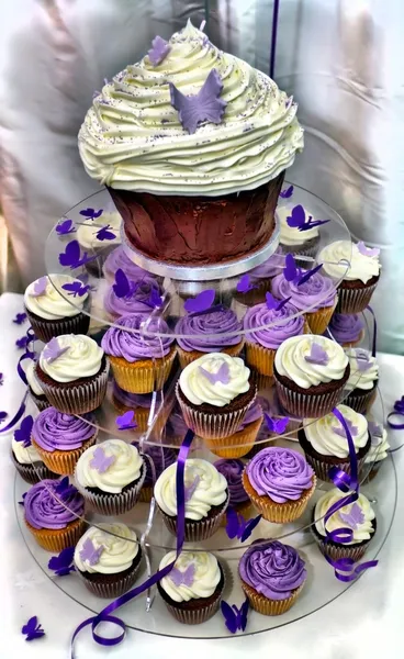 HDR svatební dort - fialové a bílé čokoládové košíčky — Stock fotografie