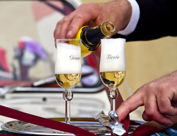Весілля - розливу шампанського для нареченого і нареченої окуляри — стокове фото