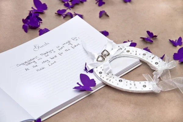 Hochzeitsgästebuch mit einem Glückshufeisen geöffnet — Stockfoto