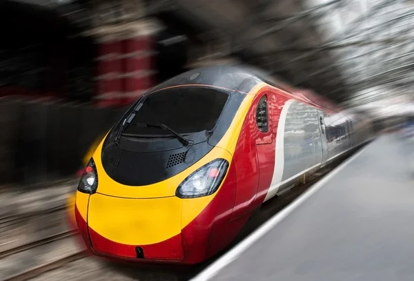 Tren de velocidad rápida del pasajero con desenfoque de movimiento —  Fotos de Stock