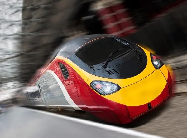 Hızlı yolcu hızlı tren ile hareket bulanıklığı — Stok fotoğraf