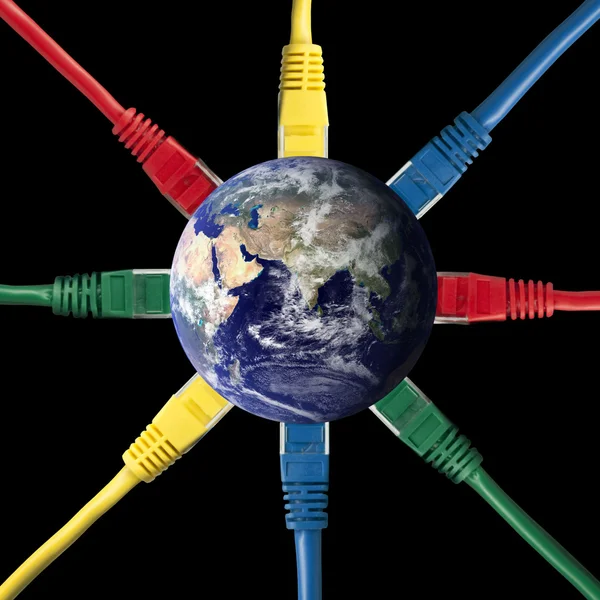 Кольорові мережні кабелі підключено до Земну кулю — стокове фото