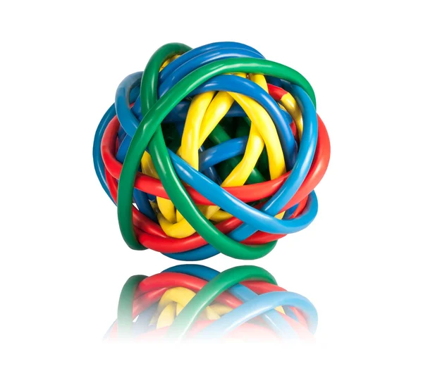 Мяч цветных сетевых кабелей с отражением, изолированных на белом — стоковое фото