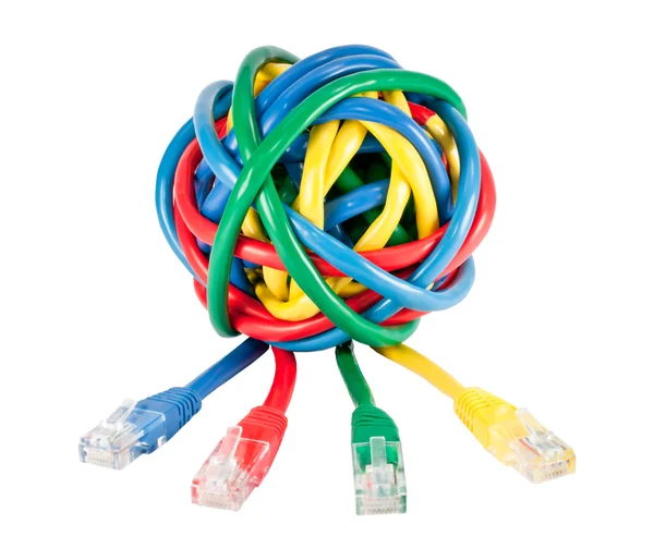 Мяч цветных сетевых кабелей и вилок, изолированных на белом — стоковое фото