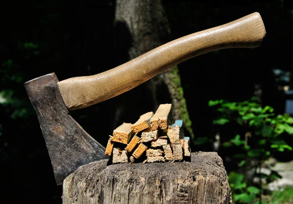 Old Axe stuck in a chopping block with splinters — Stock Photo, Image