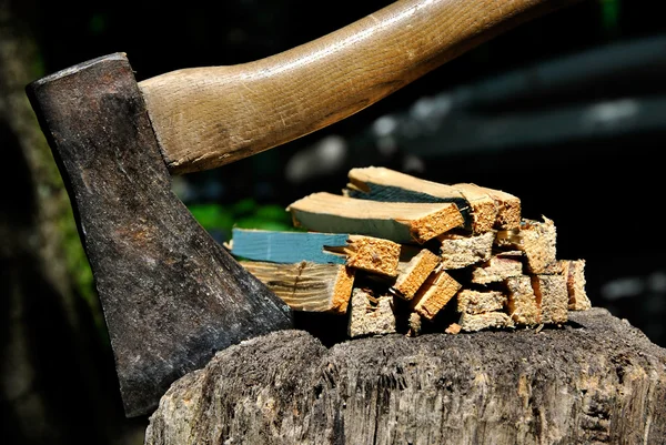 Old Axe stuck in a chopping block with splinters closeup — Stock Photo, Image