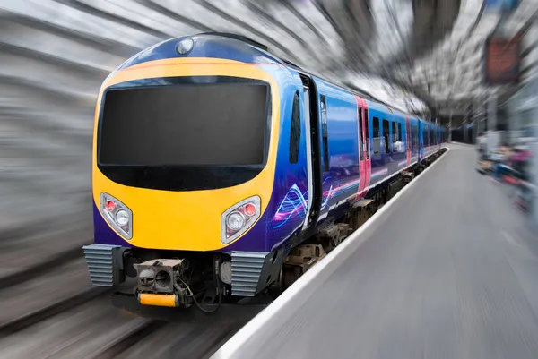 Comutador de passageiros moderno Trem de transporte com movimento Blur — Fotografia de Stock
