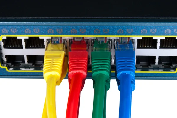 Kolorowe kable podłączone do przełączania na białym — Zdjęcie stockowe