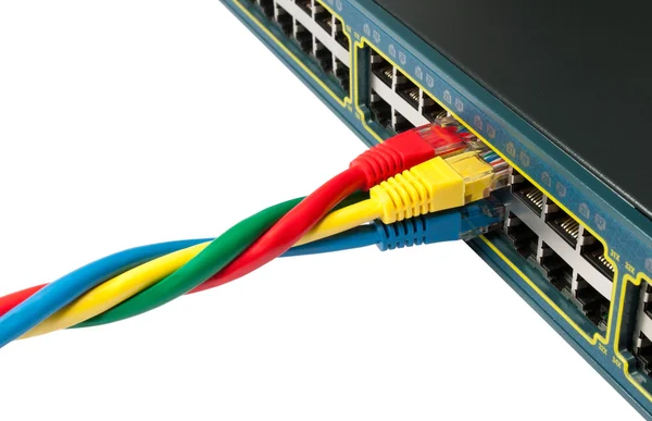 Cables de red Ethernet trenzados conectados a un concentrador, conmutador — Foto de Stock