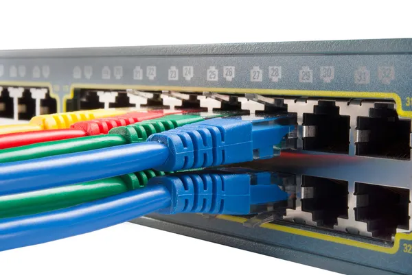 Kolorowe kable podłączone do przełączania Multi na białym tle — Zdjęcie stockowe