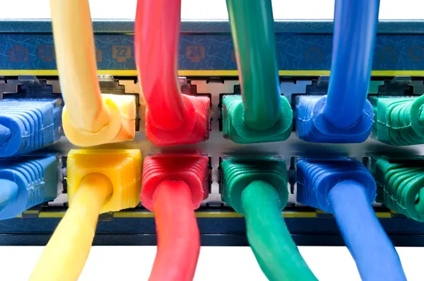 Conectado - Cables Ethernet de colores conectados a Hub — Foto de Stock