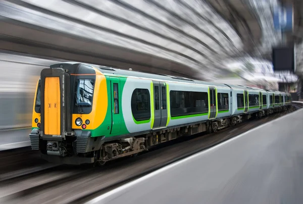 Hareket Bulanıklığı ile modern yolcu banliyö taşıma tren yan — Stok fotoğraf