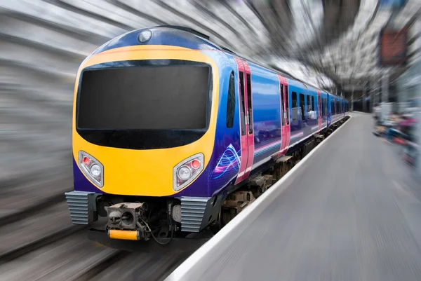 Comutador de passageiros moderno Trem de transporte com movimento Blur — Fotografia de Stock