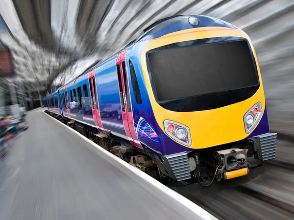 Trem de passageiros moderno rápido com desfoque de movimento — Fotografia de Stock