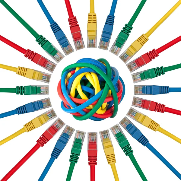 Plugues de cabo Ethernet apontando para uma bola de cabos coloridos — Fotografia de Stock