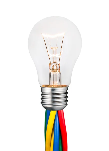 Glödande glödlampa kopplad till färgade kablar isolerad på vit — Stockfoto
