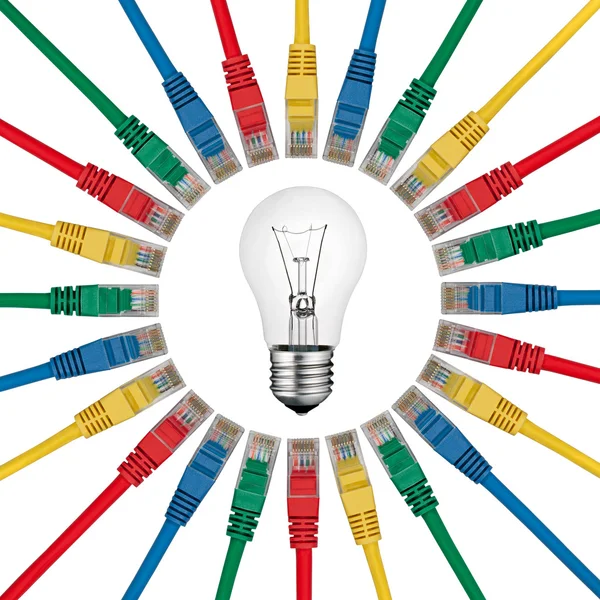 Het solutions - gloeilamp in centrum van gekleurde netwerkkabels — Stockfoto