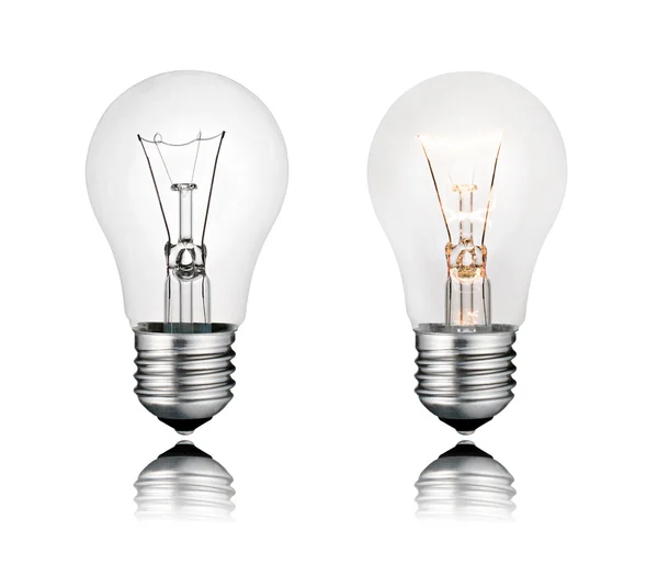 Due lampadine accese e spente con riflessione isolata — Foto Stock
