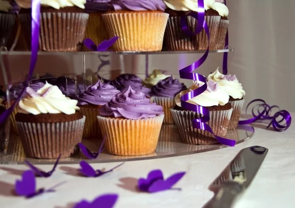 Bröllopstårta - massa smaskiga färgglada cupcakes — Stockfoto